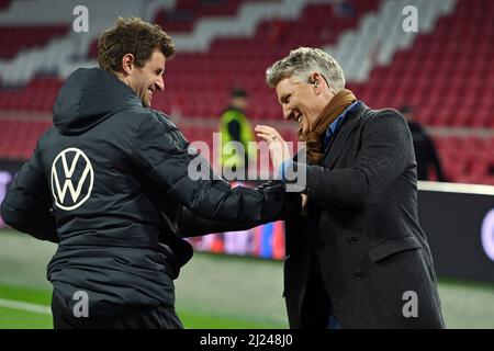 Amsterdam, Niederlande. 29. März 2022. Bastian SCHWEINSTEIGER scherzt nach dem Ende des Spiels mit Thomas MÜLLER (GER). Fußball Laenderspiel Niederlande - Deutschland 1-1 am 29.. März 2022 in Amsterdam Johan Cruyff Arena. Sven Simon Photo Agency GmbH & Co. Press Photo KG # Princess-Luise-Str. 41 # 45479 M uelheim/R uhr # Tel 0208/9413250 # Fax. 0208/9413260 # GLS Bank # BLZ 430 609 67 # Kto. 4030 025 100 # IBAN DE75 4306 0967 4030 0251 00 # BIC GENODEM1GLS # www.svensimon.net ##die UEFA-Vorschriften verbieten die Verwendung von Fotos als Bildsequenzen und/oder quasi-Video##. Quelle: dpa picture allia Stockfoto