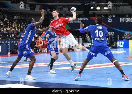 Niclas Kirkelokke (Dänemark) gegen Frankreich. EHF Euro 2022. Bronzemedaillenspiel. Stockfoto