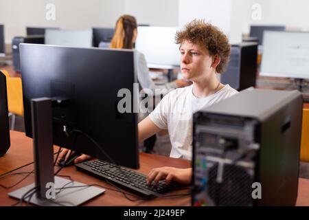 Interessierte Teenager-Schüler während des Unterrichts im Computerunterricht Stockfoto