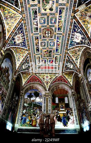 Die Libreria Piccolomini im Dom von Siena. Die Fresken wurden von Bernardino Pinturicchio gemalt. Viele zeigen das Leben von Papst Pius II.. Stockfoto
