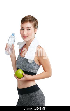 Gesundheit zu einer Priorität machen. Studioportrait einer fitgen jungen Frau, die vor weißem Hintergrund posiert. Stockfoto