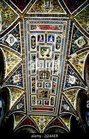Die Libreria Piccolomini im Dom von Siena. Die Fresken wurden von Bernardino Pinturicchio gemalt. Viele zeigen das Leben von Papst Pius II.. Stockfoto
