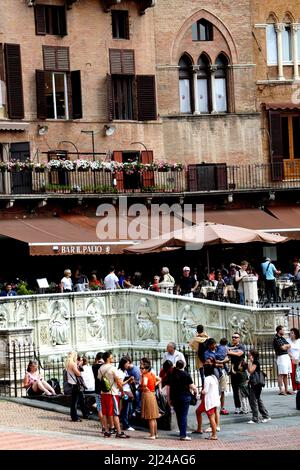 Touristen, die versammelten sich um die Fonte Gaia in Piazza del Campo in Siena Italien Stockfoto