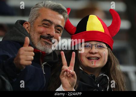 Brüssel, Belgien. 29. März 2022. Fans des belgischen Teams posieren für Fotos während eines internationalen Freundschaftsspiel zwischen Belgien und Burkina Faso in Brüssel, Belgien, am 29. März 2022. Quelle: Zheng Huansong/Xinhua/Alamy Live News Stockfoto