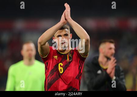 Brüssel, Belgien. 29. März 2022. Nach dem internationalen Freundschaftsspiel zwischen Belgien und Burkina Faso in Brüssel, Belgien, am 29. März 2022, begrüßt der belgische Fußballspieler Leander Dendoncker die Zuschauer. Quelle: Zheng Huansong/Xinhua/Alamy Live News Stockfoto