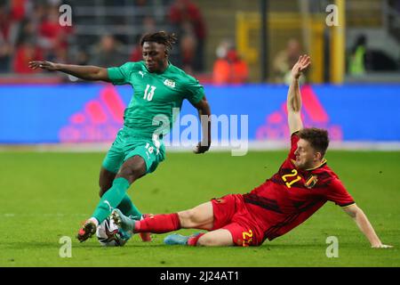 Brüssel, Belgien. 29. März 2022. Der belgische Fußballspieler Thomas Foket (R) verteidigt am 29. März 2022 den Burkina-Faso-Fußballspieler Abdoul Guiebre bei ihrem internationalen Freundschaftsspiel in Brüssel, Belgien. Quelle: Zheng Huansong/Xinhua/Alamy Live News Stockfoto