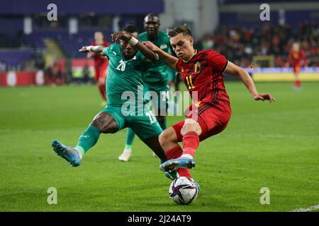 Brüssel, Belgien. 29. März 2022. Der belgische Leandro Trossard (R) verteidigt am 29. März 2022 den Burkina Faso Steeve Yago während seines internationalen Fußballs in Brüssel, Belgien. Quelle: Zheng Huansong/Xinhua/Alamy Live News Stockfoto