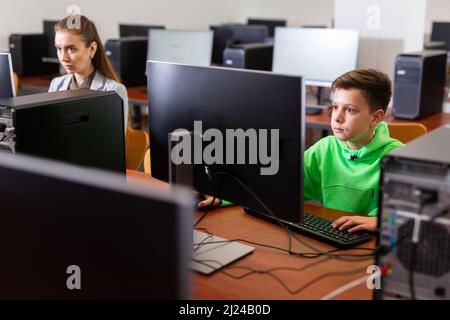Präteen junge Lernen Grundlagen der Programmierung in Computer-College Stockfoto