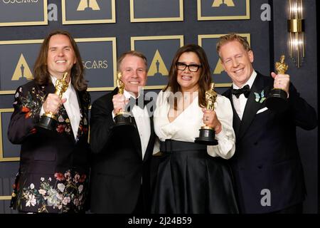 LOS ANGELES - MAR 27: Jared Bush, Byron Howard, Yvett Merino, Clark Spencer bei den Academy Awards 94. im Dolby Theater am 27. März 2022 in Los Angeles, CA Stockfoto