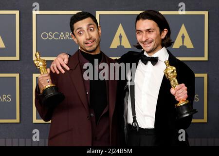 LOS ANGELES - MAR 27: RIZ Ahmed, Aneil Karia bei den Academy Awards 94. im Dolby Theater am 27. März 2022 in Los Angeles, CA Stockfoto