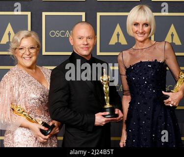 LOS ANGELES - MAR 27: Stephanie Ingram, Justin Raleigh, Linda Dowds bei den Academy Awards 94. im Dolby Theater am 27. März 2022 in Los Angeles, CA Stockfoto