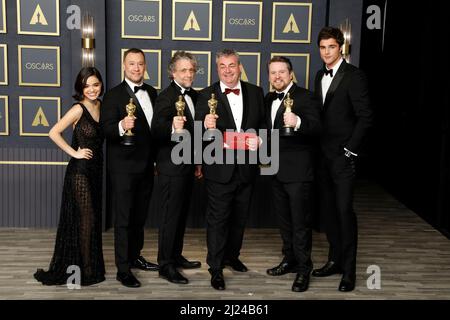 LOS ANGELES - MÄRZ 27: Rachel Zegler, Brian Connor, Paul Lambert, Gerd Nefzer, Tristan Myles, Jacob Elordi bei den Academy Awards 94. im Dolby Theater am 27. März 2022 in Los Angeles, CA Stockfoto