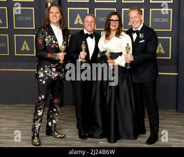 LOS ANGELES - MAR 27: Jared Bush, Byron Howard, Yvett Merino, Clark Spencer bei den Academy Awards 94. im Dolby Theater am 27. März 2022 in Los Angeles, CA Stockfoto