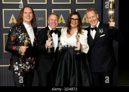 LOS ANGELES - MAR 27: Jared Bush, Byron Howard, Yvett Merino, Clark Spencer bei den Academy Awards 94. im Dolby Theater am 27. März 2022 in Los Angeles, CA Stockfoto