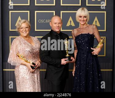 LOS ANGELES - MAR 27: Stephanie Ingram, Justin Raleigh, Linda Dowds bei den Academy Awards 94. im Dolby Theater am 27. März 2022 in Los Angeles, CA Stockfoto