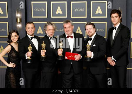 LOS ANGELES - MÄRZ 27: Rachel Zegler, Brian Connor, Paul Lambert, Gerd Nefzer, Tristan Myles, Jacob Elordi bei den Academy Awards 94. im Dolby Theater am 27. März 2022 in Los Angeles, CA Stockfoto