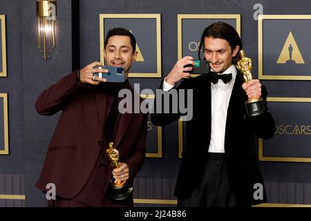 LOS ANGELES - MAR 27: RIZ Ahmed, Aneil Karia bei den Academy Awards 94. im Dolby Theater am 27. März 2022 in Los Angeles, CA Stockfoto