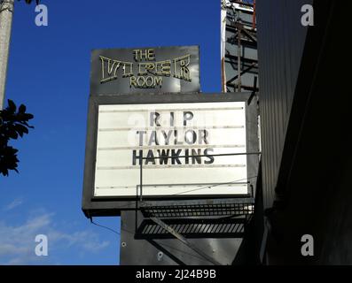 West Hollywood, California, USA 29. March 2022 RIP Taylor Hawkins Marquee im Viper Room am Sunset Blvd für Foo Fighters Taylor Hawkins, der am 26. März 2022 in West Hollywood, Kalifornien, USA, verstarb. Foto von Barry King/Alamy Stockfoto Stockfoto