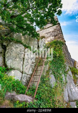 Von Besuchern genutzt, um auf die Spitze des prominenten Wahrzeichen und großen Granitfelsen zu klettern, um den Turm und die alten Kapellenruinen im Zentrum zu sehen Stockfoto