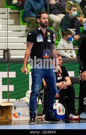 Lissabon, Portugal. 29. März 2022. Bennett Wiegert, SC Magdeburg Coach, gesehen beim letzten 16 EHF European League Handball Spiel zwischen Sporting CP und SC Magdeburg in Pavilhão João Rocha.Endstand; Sporting CP 29:29 SC Magdeburg. Kredit: SOPA Images Limited/Alamy Live Nachrichten Stockfoto