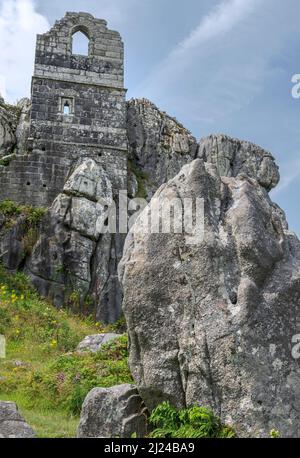 Zentraler Touristenort in Cornwall an einem Sommertag, ein Granitausschnitt mit uralter Ruinenkapelle und Turm. Eine ehemalige Eremitage, in der Nähe von Bodmin und St.Austell, PR Stockfoto