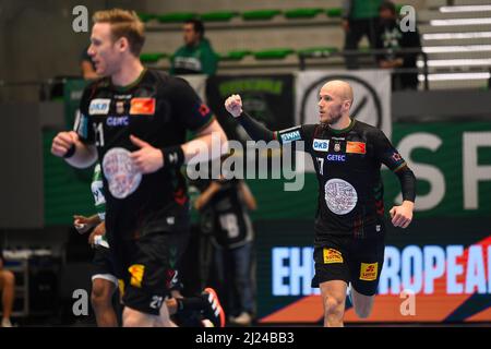 Lissabon, Portugal. 29. März 2022. Magnus Gullerud aus Magdeburg (L) und Tim Hornke aus Magdeburg (R) beim Handballspiel der letzten 16 EHF-Europaliga zwischen Sporting CP und SC Magdeburg in Pavilhão João Rocha im Einsatz.Endstand; Sporting CP 29:29 SC Magdeburg. Kredit: SOPA Images Limited/Alamy Live Nachrichten Stockfoto