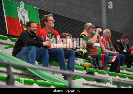 Lissabon, Portugal. 29. März 2022. SC Magdeburg Fans gesehen beim letzten 16 EHF European League Handball Spiel zwischen Sporting CP und SC Magdeburg in Pavilhão João Rocha.Endstand; Sporting CP 29:29 SC Magdeburg. Kredit: SOPA Images Limited/Alamy Live Nachrichten Stockfoto