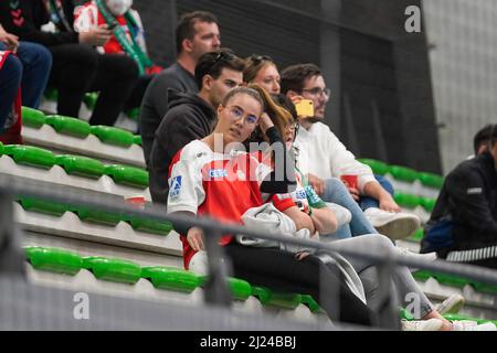 Lissabon, Portugal. 29. März 2022. SC Magdeburg Fans gesehen beim letzten 16 EHF European League Handball Spiel zwischen Sporting CP und SC Magdeburg in Pavilhão João Rocha.Endstand; Sporting CP 29:29 SC Magdeburg. Kredit: SOPA Images Limited/Alamy Live Nachrichten Stockfoto