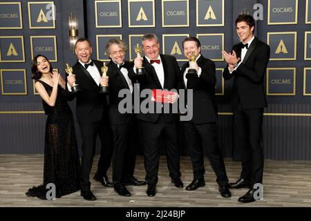 28. März 2022, Los Angeles, CA, USA: LOS ANGELES - 27. MÄRZ: Rachel Zegler, Brian Connor, Paul Lambert, Gerd Nefzer, Tristan Myles, Jacob Elordi bei den Academy Awards 94. im Dolby Theater am 27. März 2022 in Los Angeles, CA (Bild: © Kay Blake/ZUMA Press Wire) Stockfoto