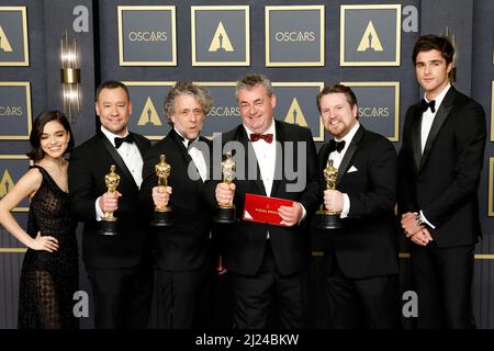 28. März 2022, Los Angeles, CA, USA: LOS ANGELES - 27. MÄRZ: Rachel Zegler, Brian Connor, Paul Lambert, Gerd Nefzer, Tristan Myles, Jacob Elordi bei den Academy Awards 94. im Dolby Theater am 27. März 2022 in Los Angeles, CA (Bild: © Kay Blake/ZUMA Press Wire) Stockfoto