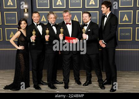 28. März 2022, Los Angeles, CA, USA: LOS ANGELES - 27. MÄRZ: Rachel Zegler, Brian Connor, Paul Lambert, Gerd Nefzer, Tristan Myles, Jacob Elordi bei den Academy Awards 94. im Dolby Theater am 27. März 2022 in Los Angeles, CA (Bild: © Kay Blake/ZUMA Press Wire) Stockfoto