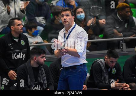 Lissabon, Portugal. 29. März 2022. Ricardo Costa, Sporting CP Coach in Aktion gesehen beim letzten 16 EHF European League Handball Spiel zwischen Sporting CP und SC Magdeburg in Pavilhão João Rocha.Endstand; Sporting CP 29:29 SC Magdeburg. (Foto von Bruno de Carvalho/SOPA Images/Sipa USA) Quelle: SIPA USA/Alamy Live News Stockfoto