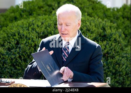 Washington, Usa. 29. März 2022. Präsident Joe Biden unterzeichnet den Emmett Till Antilynching Act. Kredit: SOPA Images Limited/Alamy Live Nachrichten Stockfoto