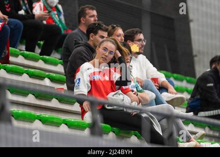 Lissabon, Portugal. 29. März 2022. SC Magdeburg Fans gesehen beim letzten 16 EHF European League Handball Spiel zwischen Sporting CP und SC Magdeburg in Pavilhão João Rocha.Endstand; Sporting CP 29:29 SC Magdeburg. (Foto von Bruno de Carvalho/SOPA Images/Sipa USA) Quelle: SIPA USA/Alamy Live News Stockfoto