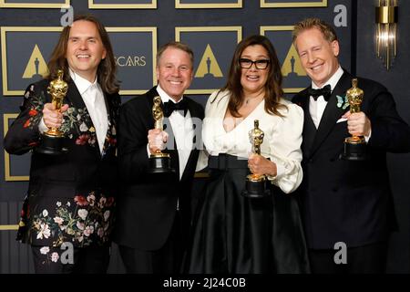 28. März 2022, Los Angeles, CA, USA: LOS ANGELES - 27. MÄRZ: Jared Bush, Byron Howard, Yvett Merino, Clark Spencer bei den Academy Awards 94. im Dolby Theater am 27. März 2022 in Los Angeles, CA (Bild: © Kay Blake/ZUMA Press Wire) Stockfoto