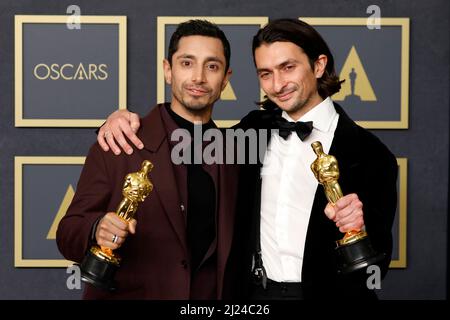 28. März 2022, Los Angeles, CA, USA: LOS ANGELES - 27. MÄRZ: RIZ Ahmed, Aneil Karia bei den Academy Awards 94. im Dolby Theater am 27. März 2022 in Los Angeles, CA (Bild: © Kay Blake/ZUMA Press Wire) Stockfoto