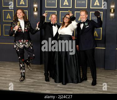 28. März 2022, Los Angeles, CA, USA: LOS ANGELES - 27. MÄRZ: Jared Bush, Byron Howard, Yvett Merino, Clark Spencer bei den Academy Awards 94. im Dolby Theater am 27. März 2022 in Los Angeles, CA (Bild: © Kay Blake/ZUMA Press Wire) Stockfoto