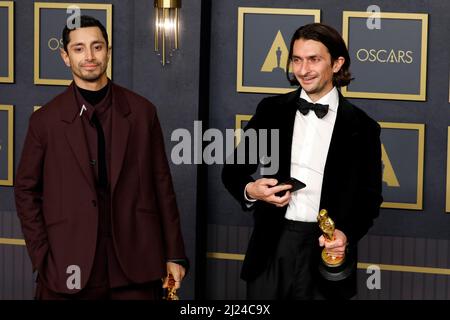 28. März 2022, Los Angeles, CA, USA: LOS ANGELES - 27. MÄRZ: RIZ Ahmed, Aneil Karia bei den Academy Awards 94. im Dolby Theater am 27. März 2022 in Los Angeles, CA (Bild: © Kay Blake/ZUMA Press Wire) Stockfoto