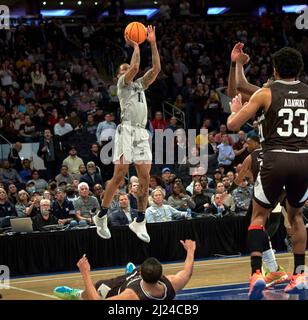 New York, USA. 29. März 2022, New York, New York, USA: Xavier Musketiere bewachen Dwon Odom (11) schießt über St. Bonaventure Bonnies bewachen Jaren Holmes (5) am Boden während des NIT-Halbfinals im Madison Square Garden in New York City am Dienstag, den 22. März 2022. Xavier besiegte St. Bonaventure 84-77. Duncan Williams/CSM Kredit: CAL Sport Media/Alamy Live News Stockfoto