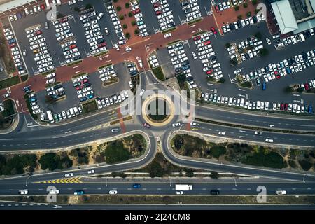 Die Straßen werden wieder voll. Aufnahme eines großen Parkplatzes in einer Stadt in einem hohen Winkel. Stockfoto