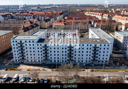 08. März 2022, Sachsen, Leipzig: Nach dem Ausbau des Gerüsts sind die Neubauten der Leipziger Wohnungs- und Baugesellschaft (LWB) in der Saalfelder Straße erstmals richtig zu sehen. Die neue Wohnanlage mit 300 Wohnungen besteht aus 18 Häusern, die in sechs Blöcken um zwei Wohnhöfe angeordnet sind. Eine Tiefgarage bietet Platz für 170 Fahrzeuge. Voraussetzung für den Einzug ist eine Bescheinigung über die Wohnberechtigung. Nach zuletzt stagnierenden Zahlen hat sich der Sozialwohnungsbestand in Sachsen etwas erholt. (Luftaufnahme mit Drohne) Foto: Stockfoto