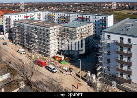 08. März 2022, Sachsen, Leipzig: Nach dem teilweisen Ausbau des Gerüsts sind die Neubauten der Leipziger Wohnungs- und Baugesellschaft (LWB) in der Saalfelder Straße erstmals richtig zu sehen. Die neue Wohnanlage mit 300 Wohnungen besteht aus 18 Häusern, die in sechs Blöcken um zwei Wohnhöfe angeordnet sind. Eine Tiefgarage bietet Platz für 170 Fahrzeuge. Voraussetzung für den Einzug ist eine Bescheinigung über die Wohnberechtigung. Nach zuletzt stagnierenden Zahlen hat sich der Sozialwohnungsbestand in Sachsen etwas erholt. (Luftaufnahme mit Drohne) P Stockfoto