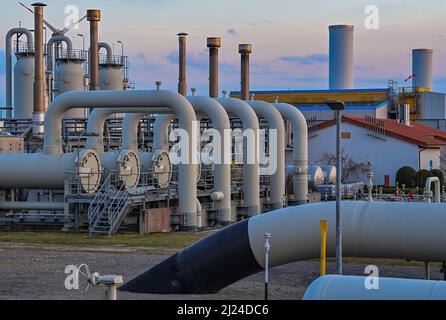 PRODUKTION - 29. März 2022, Brandenburg, Mallnow: Anlagen der Mallnow Erdgasverdichterstation der Gascade Gastransport GmbH. Die Verdichterstation in Mallnow nahe der deutsch-polnischen Grenze wird hauptsächlich mit russischem Erdgas versorgt. Von der Quelle bis zum Einsatzort bewegt sich das Erdgas mehrere tausend Kilometer in der „Jagal“-Pipeline. Solche Kompressorstationen sind notwendig, um einen konstanten Druck für den Transport in der Pipeline aufrechtzuerhalten. Von hier aus fließt russisches Gas durch die JAGAL (Yamal Gas Link Pipeline) in das deutsche Erdgas-Pipeline-Netz nach Westen. Außerdem, ga Stockfoto