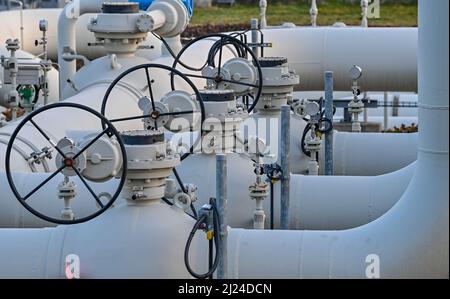 PRODUKTION - 29. März 2022, Brandenburg, Mallnow: Anlagen der Mallnow Erdgasverdichterstation der Gascade Gastransport GmbH. Die Verdichterstation in Mallnow nahe der deutsch-polnischen Grenze wird hauptsächlich mit russischem Erdgas versorgt. Von der Quelle bis zum Einsatzort bewegt sich das Erdgas mehrere tausend Kilometer in der „Jagal“-Pipeline. Solche Kompressorstationen sind notwendig, um einen konstanten Druck für den Transport in der Pipeline aufrechtzuerhalten. Von hier aus fließt russisches Gas durch die JAGAL (Yamal Gas Link Pipeline) in das deutsche Erdgas-Pipeline-Netz nach Westen. Außerdem, ga Stockfoto