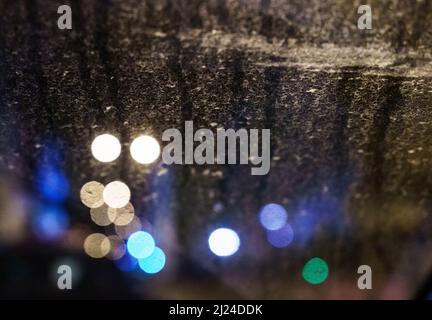 30. März 2022, Hessen, Frankfurt/Main: Staub setzte sich am frühen Morgen auf einer Windschutzscheibe eines geparkten Autos ab. Die Winde transportieren heute wieder Staub und Sand aus der Sahara in unsere Breiten. Foto: Frank Rumpenhorst/dpa/Frank Rumpenhorst/dpa Stockfoto