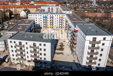 08. März 2022, Sachsen, Leipzig: Nach dem Ausbau des Gerüsts sind die Neubauten der Leipziger Wohnungs- und Baugesellschaft (LWB) in der Saalfelder Straße erstmals richtig zu sehen. Die neue Wohnanlage mit 300 Wohnungen besteht aus 18 Häusern, die in sechs Blöcken um zwei Wohnhöfe angeordnet sind. Eine Tiefgarage bietet Platz für 170 Fahrzeuge. Voraussetzung für den Einzug ist eine Bescheinigung über die Wohnberechtigung. Nach zuletzt stagnierenden Zahlen hat sich der Sozialwohnungsbestand in Sachsen etwas erholt. (Luftaufnahme mit Drohne) Foto: Stockfoto