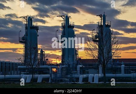 PRODUKTION - 29. März 2022, Brandenburg, Mallnow: Anlagen der Mallnow Erdgasverdichterstation der Gascade Gastransport GmbH. Die Verdichterstation in Mallnow nahe der deutsch-polnischen Grenze wird hauptsächlich mit russischem Erdgas versorgt. Von der Quelle bis zum Einsatzort bewegt sich das Erdgas mehrere tausend Kilometer in der „Jagal“-Pipeline. Solche Kompressorstationen sind notwendig, um einen konstanten Druck für den Transport in der Pipeline aufrechtzuerhalten. Von hier aus fließt russisches Gas durch die JAGAL (Yamal Gas Link Pipeline) in das deutsche Erdgas-Pipeline-Netz nach Westen. Außerdem, ga Stockfoto