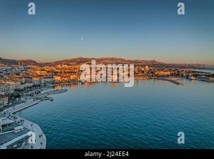 Luftpanorama bei Sonnenuntergang der Stadt Split Stockfoto