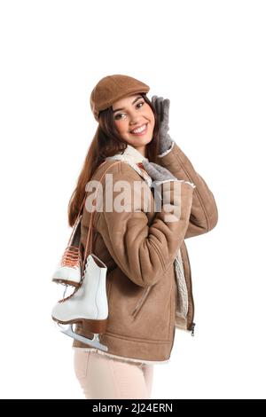 Glückliche Frau in Winterkleidung und mit Schlittschuhen auf weißem Hintergrund Stockfoto