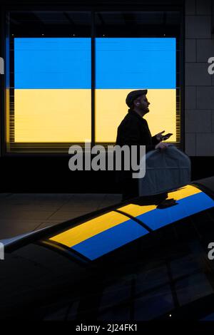 Seattle, USA. 29. März 2022. Eine Reflexion eines Tesla der Nordstom-Ukraine-Flagge. Stockfoto